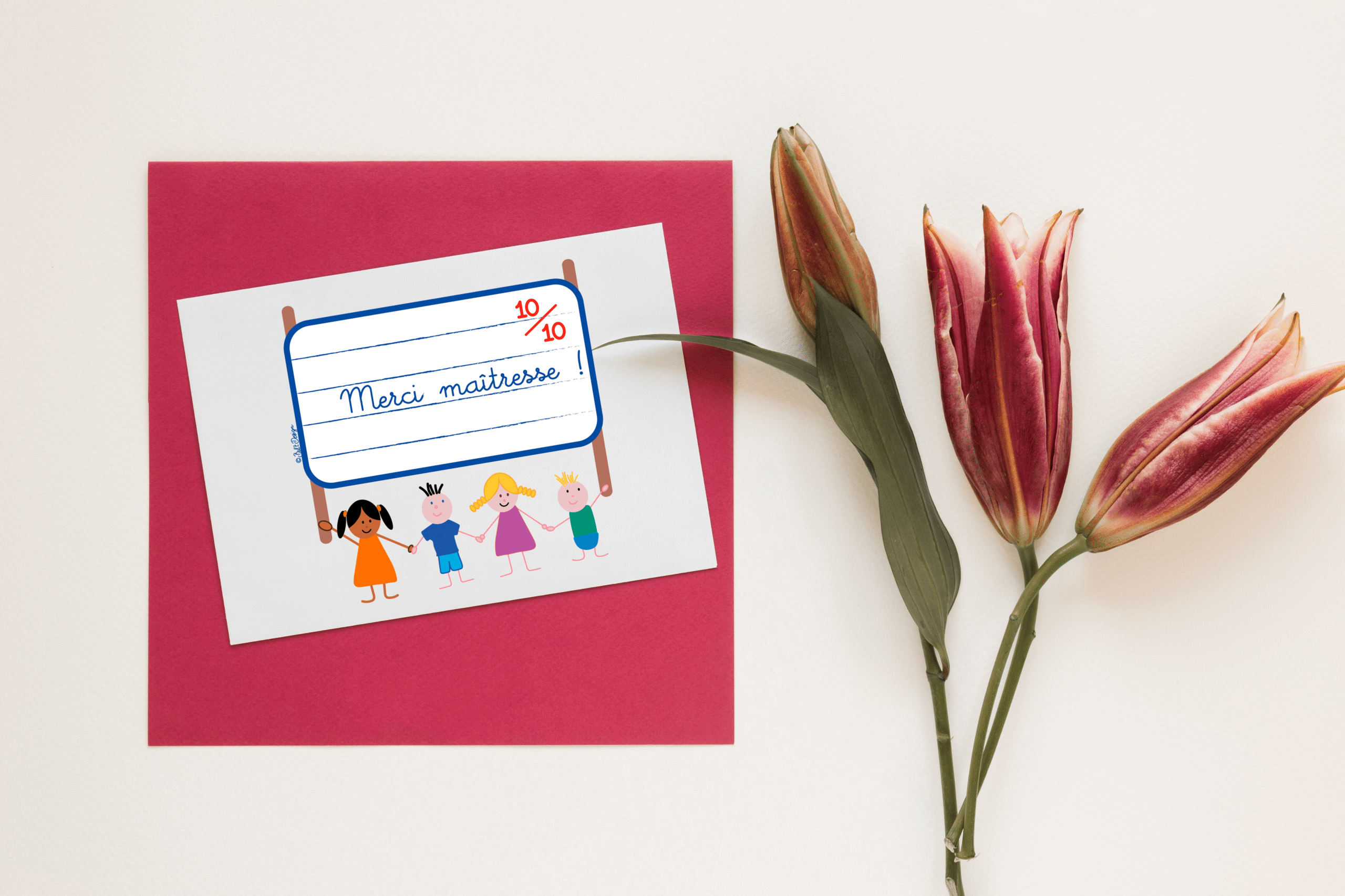 Carte illustrée A5 Merci maîtresse posée sur fond rose fuchsia avec tulipe, illustration ardoise 10/10 et trois personnages enfants colorés