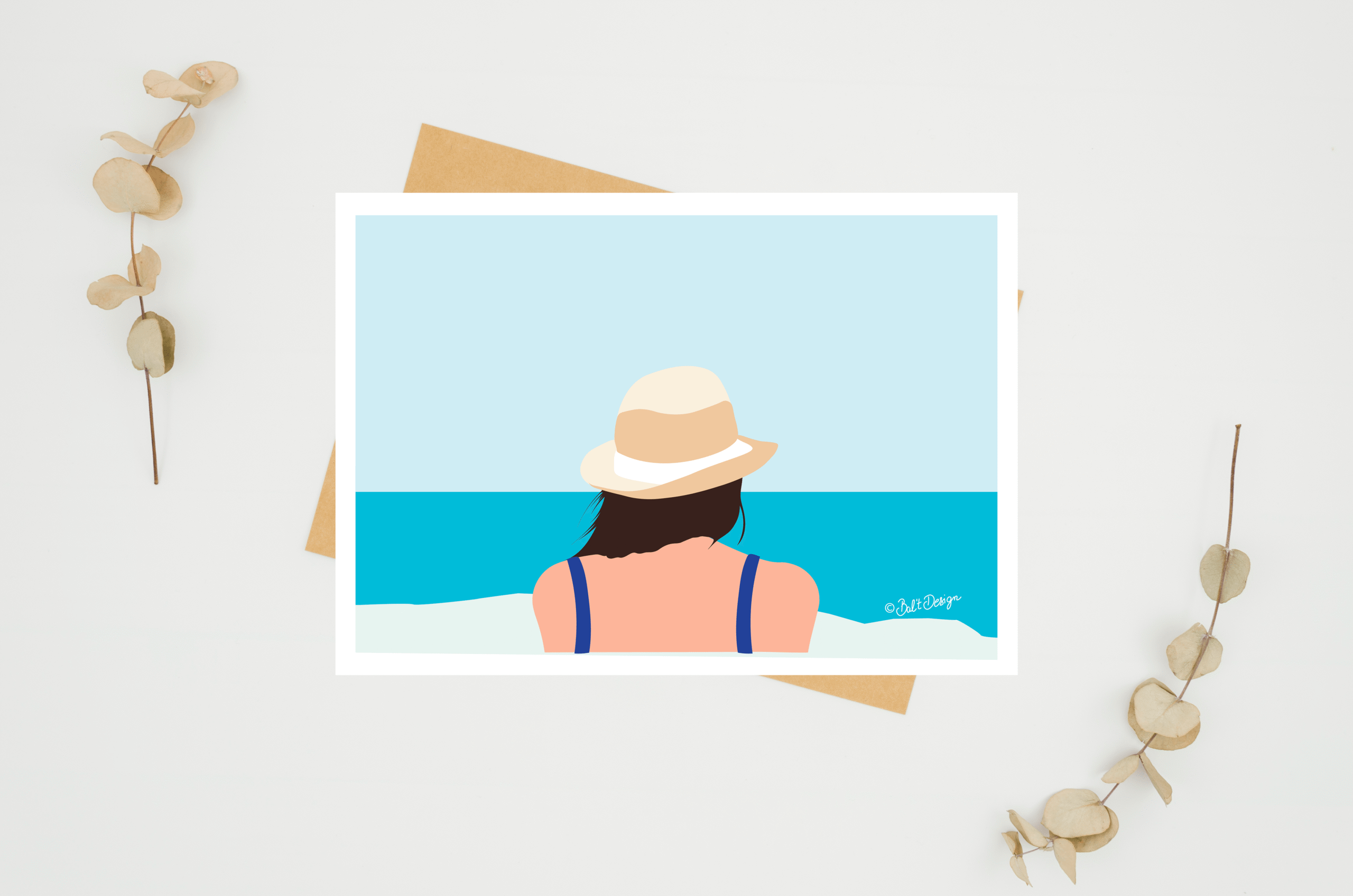 Carte illustrée A5 posée sur fond beige, femme de dos au chapeau de paille face à une mer turquoise, style aplat coloré, accompagnée de son enveloppe