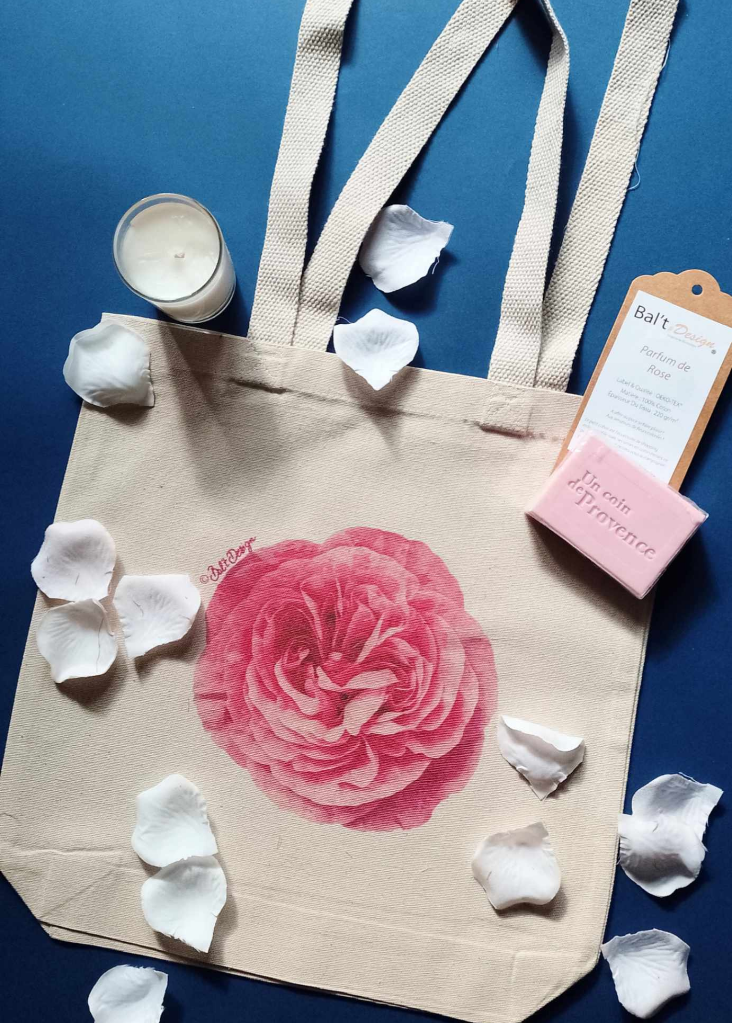 Tote bag en coton naturel illustré d'une rose ancienne aux tons roses et corail, rendu aquarelle, style floral généreux