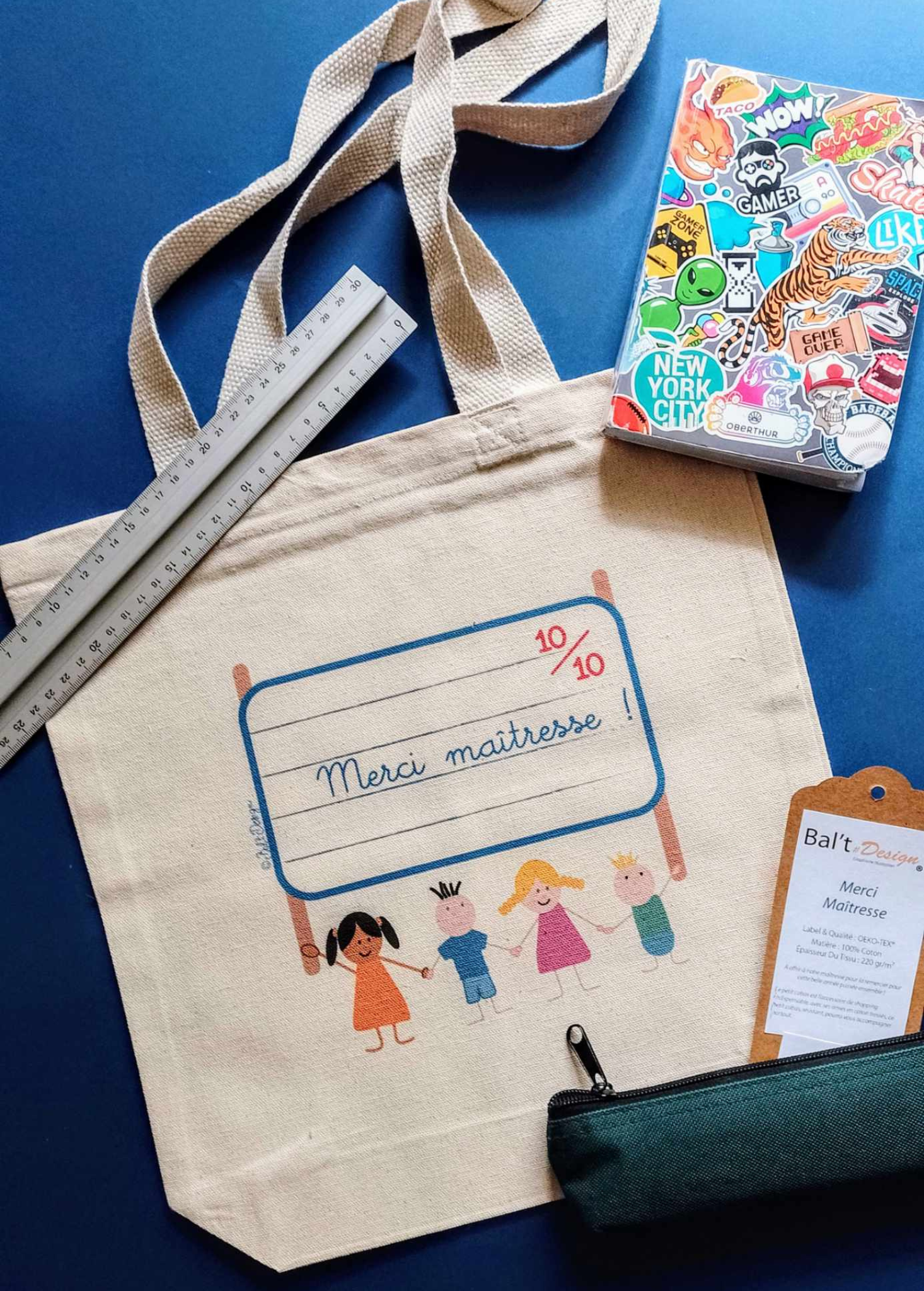 Tote bag en coton naturel illustré d'une ardoise Merci maîtresse avec un 10/10 et trois personnages enfants colorés