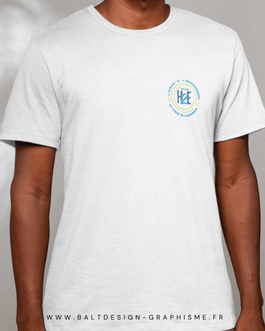 Mock up Mise en situation du tshirt du personnel d'accueil - devant avec logo du salon.