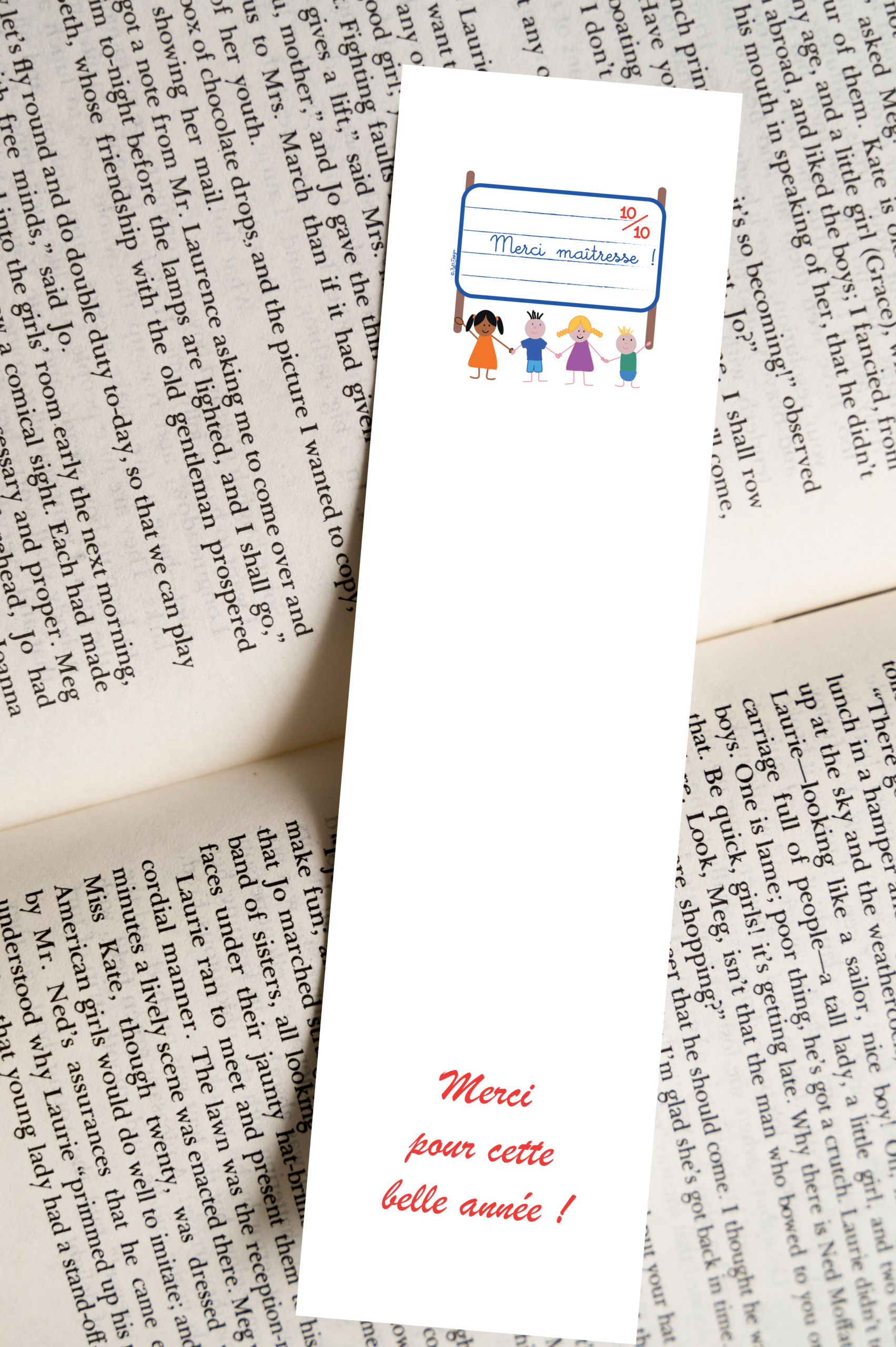 Marque-page illustré posé dans un livre ouvert, ardoise Merci maîtresse avec personnages enfants colorés en haut et texte Merci pour cette belle année en bas