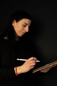 Photo de la créatrice sur sa tablette