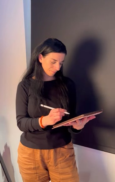 Photo de la créatrice sur sa tablette